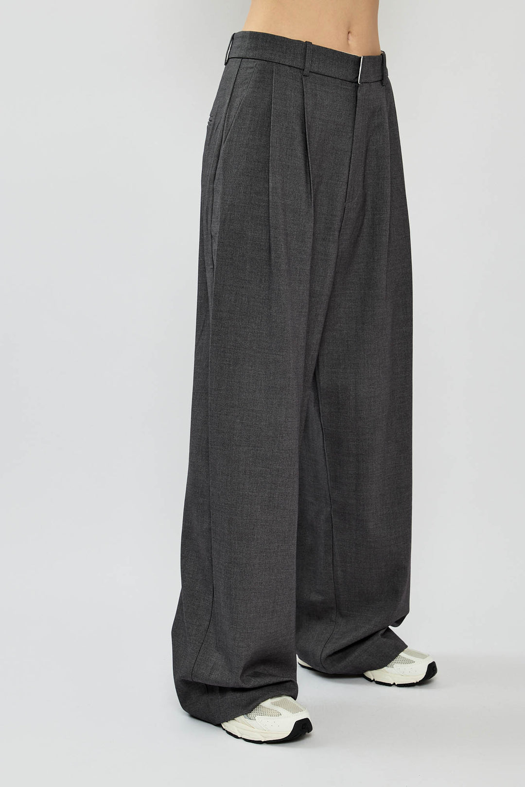 מכנסיים בגזרה רחבה בצבע אפור