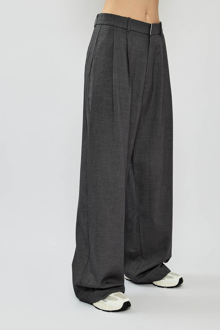 מכנסיים בגזרה רחבה בצבע אפור