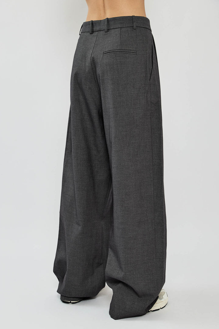 מכנסיים בגזרה רחבה בצבע אפור