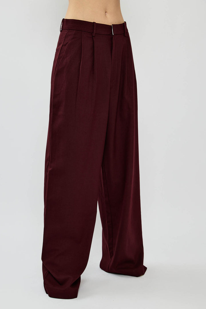 מכנסיים בגזרה רחבה בצבע בורדו