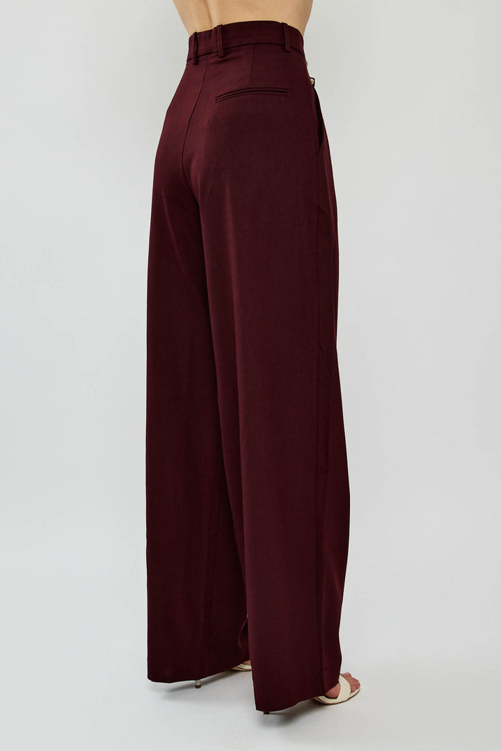 מכנסיים בגזרה רחבה בצבע בורדו