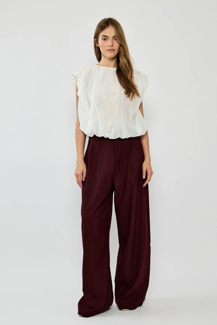 מכנסיים בגזרה רחבה בצבע בורדו