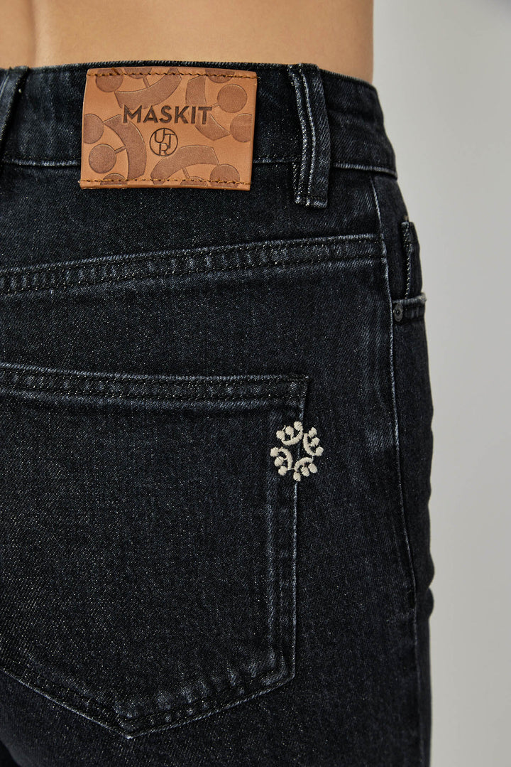 ג'ינס NINA בגזרה ישרה בצבע שחור