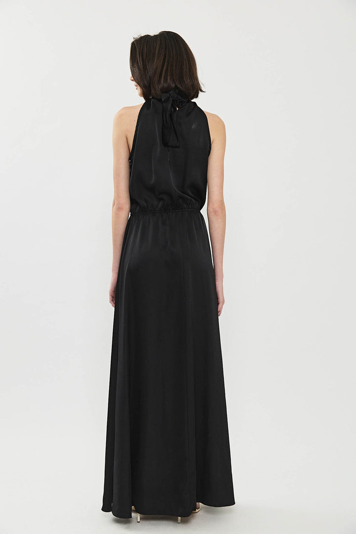 שמלת ערב מקסי שחורה עם צווארון גולף