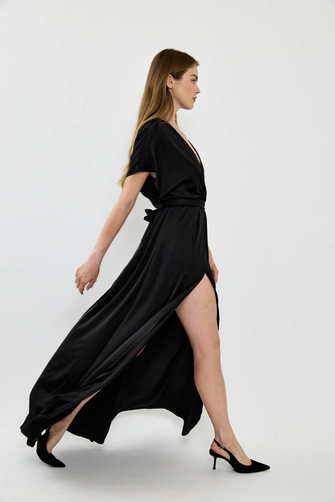 שמלת מקסי עם מפתח וי מעטפת ושסע בצבע שחור