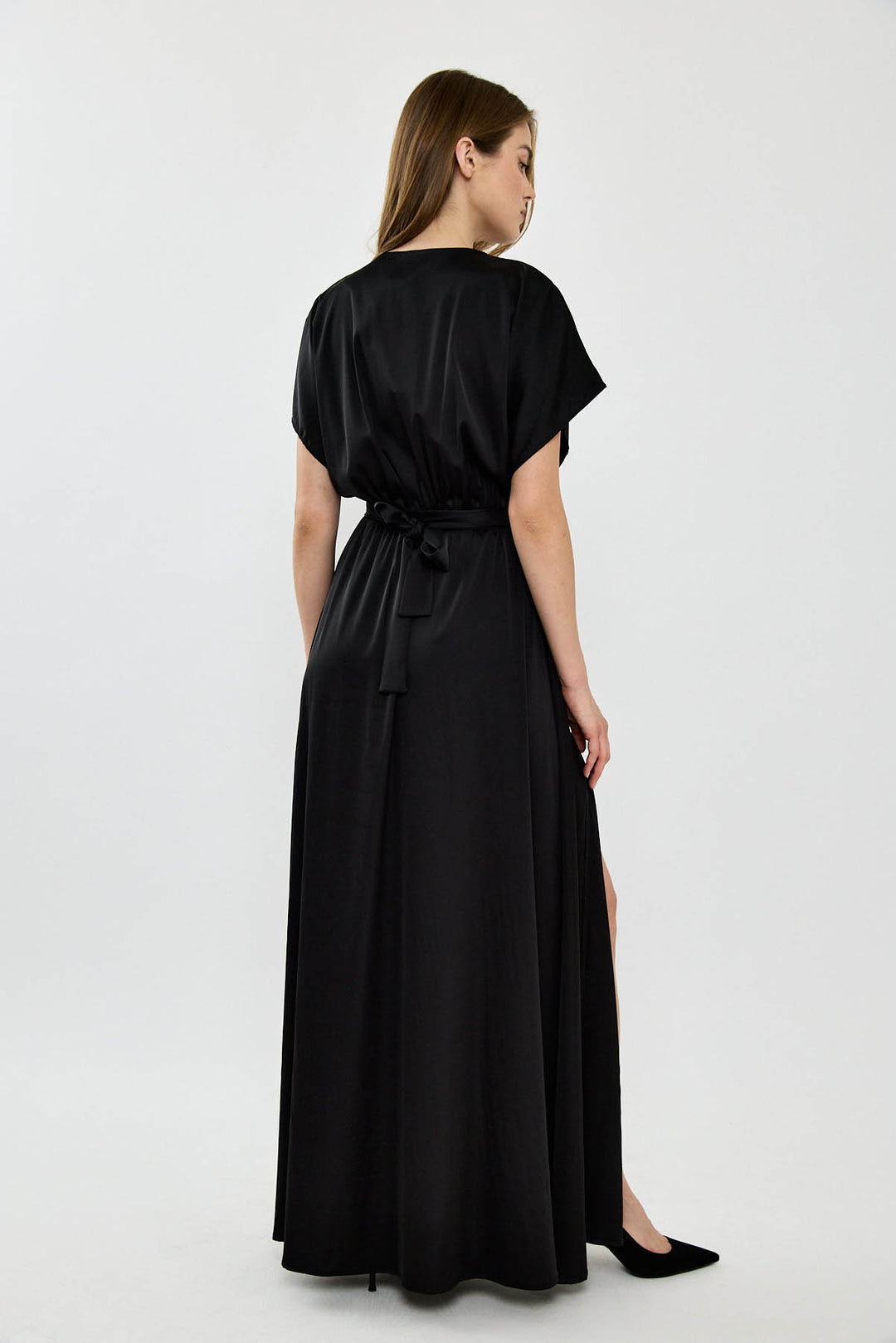 שמלת מקסי עם מפתח וי מעטפת ושסע בצבע שחור