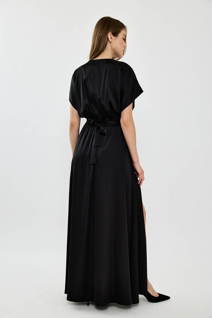 שמלת מקסי עם מפתח וי מעטפת ושסע בצבע שחור