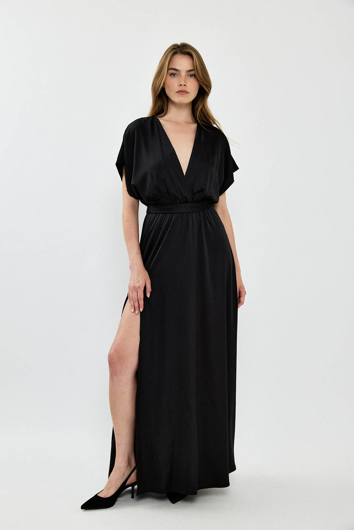 שמלת מקסי עם מפתח וי מעטפת ושסע בצבע שחור