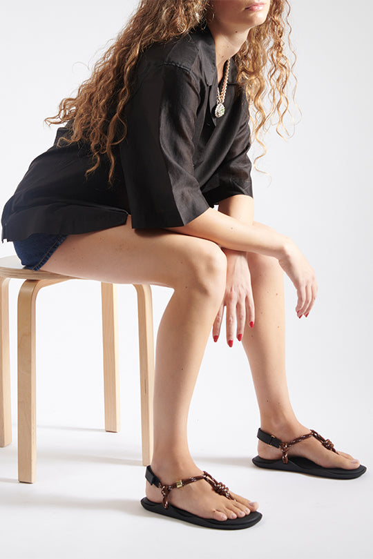 סנדלי Flowze Flo עם רצועה בצבע חום