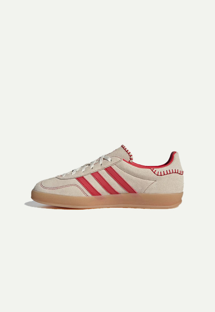 סניקרס GAZELLE INDOOR בצבע בז' ואדום