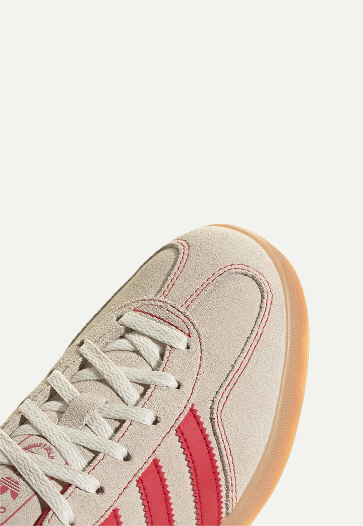 סניקרס GAZELLE INDOOR בצבע בז' ואדום