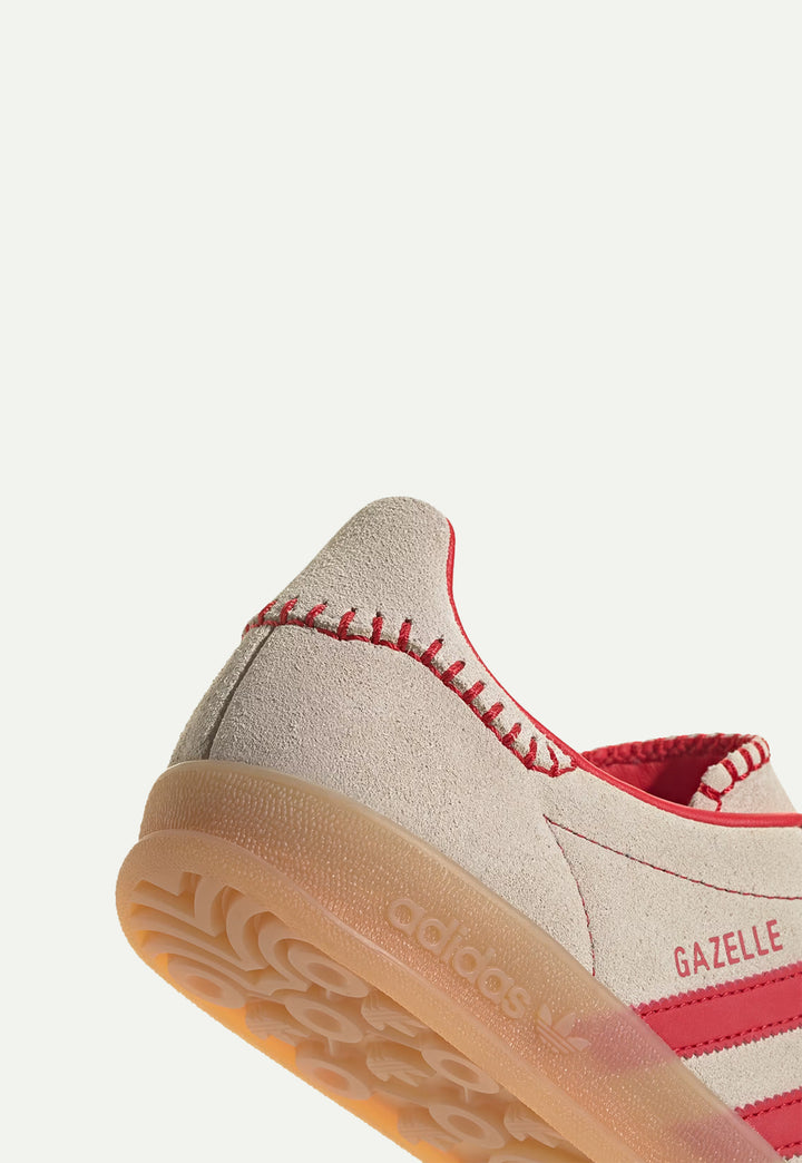 סניקרס GAZELLE INDOOR בצבע בז' ואדום