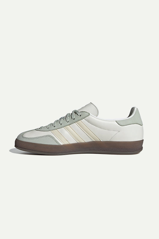 נעלי סניקרס  Gazelle indoor בצבע כחול לבן