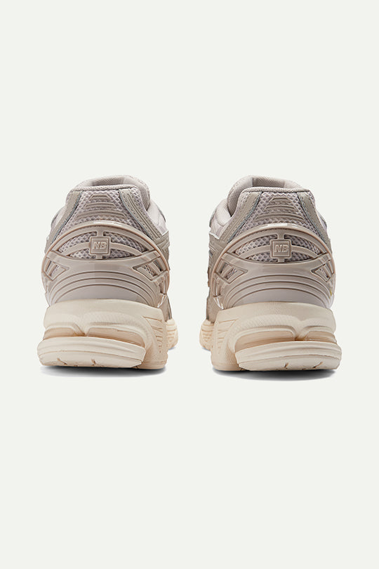 נעלי סניקרס M1906RPA בצבע אפור/קרם