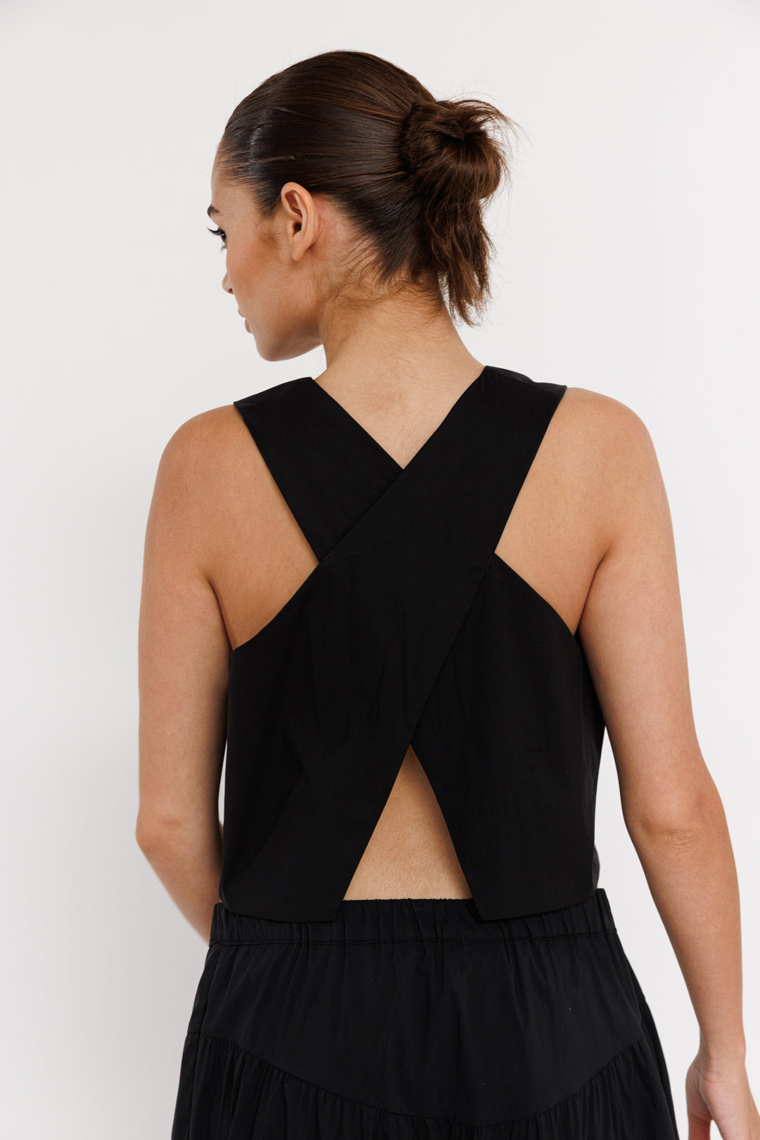 גופיית איקס Nour בצבע שחור