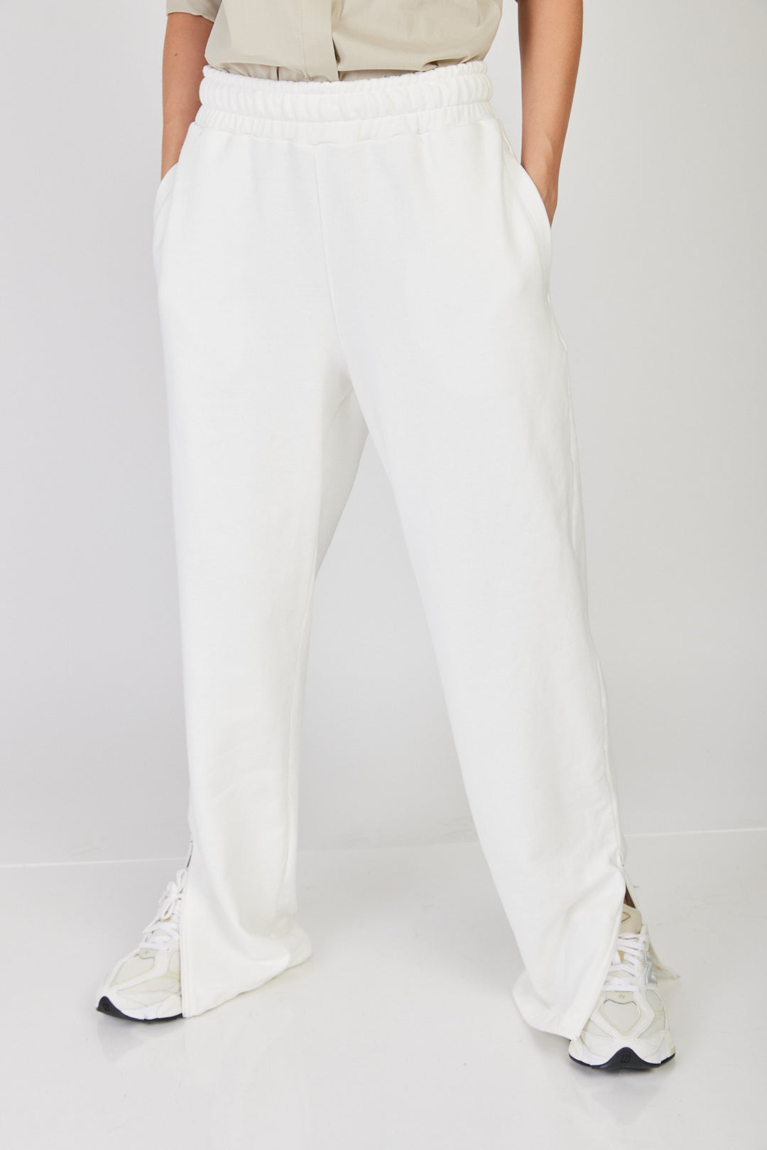 טרנינג Magen בצבע לבן