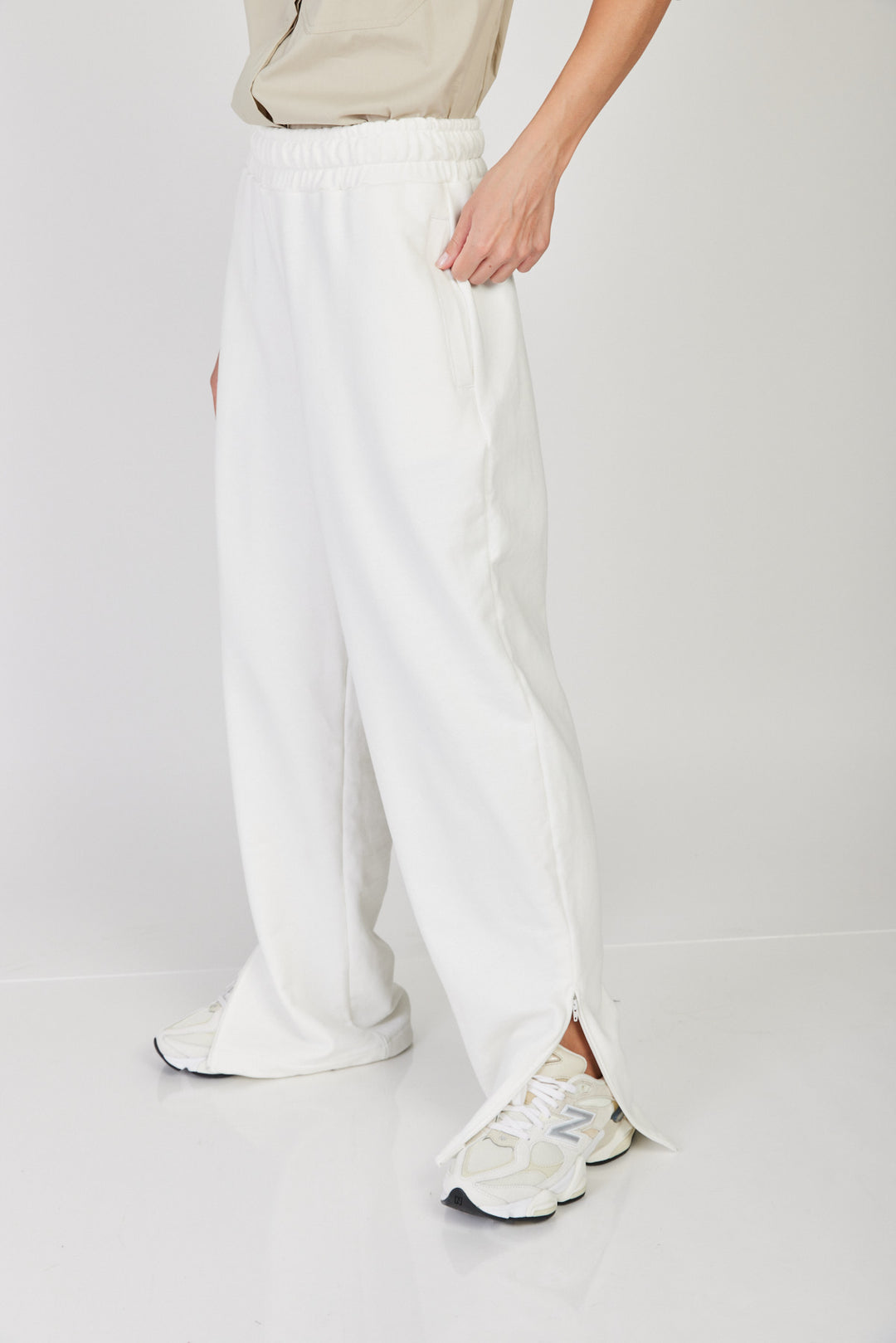 טרנינג Magen בצבע לבן