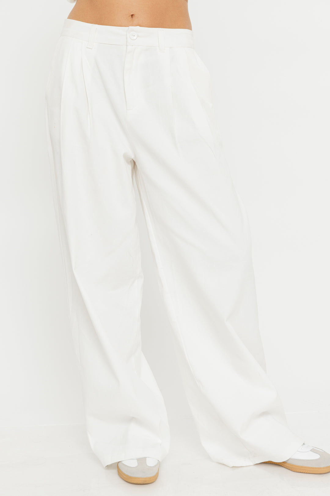 מכנסיים מחוייטים רחבים Mmy בצבע לבן