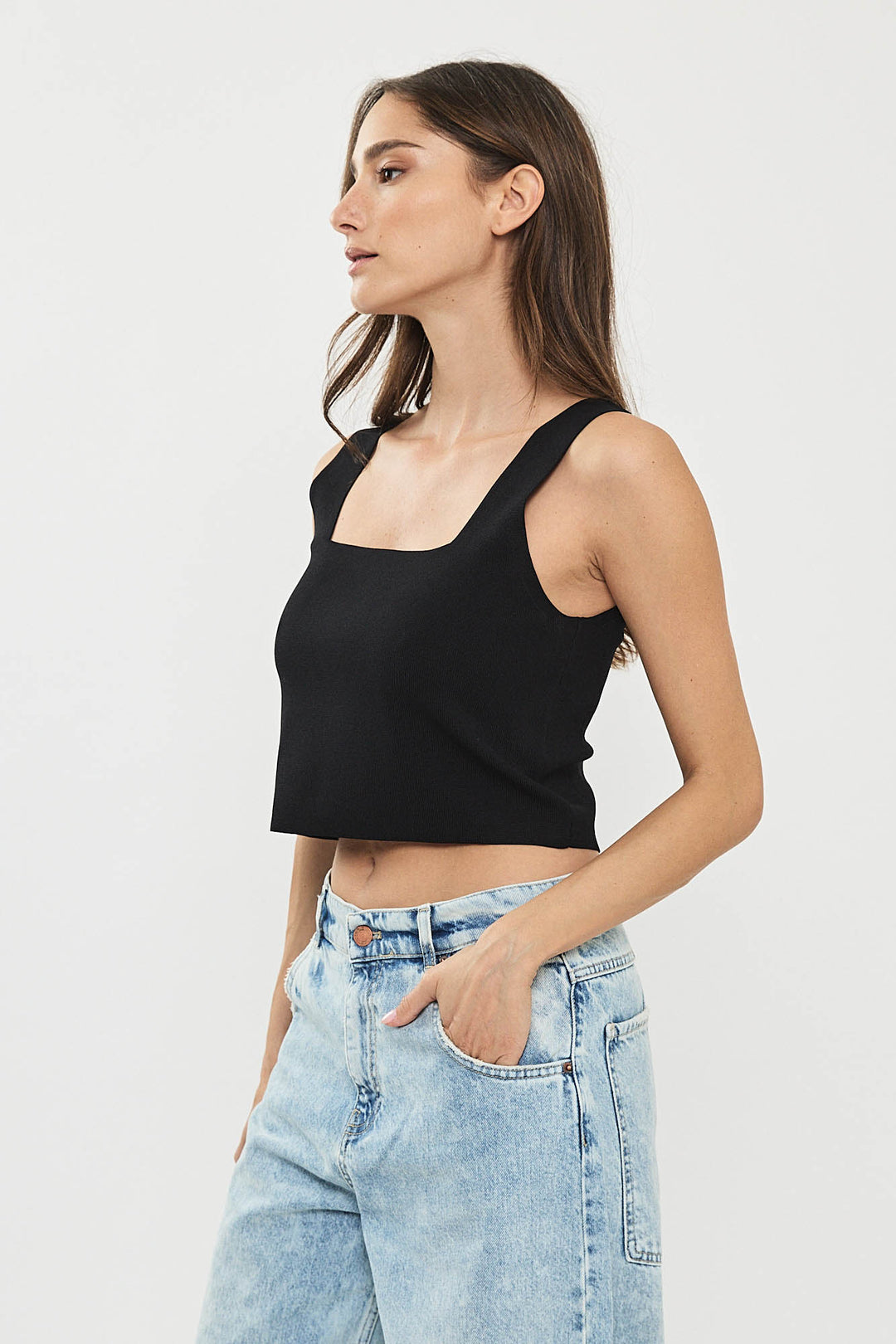 גופיית קרופ Square Neck בצבע שחור