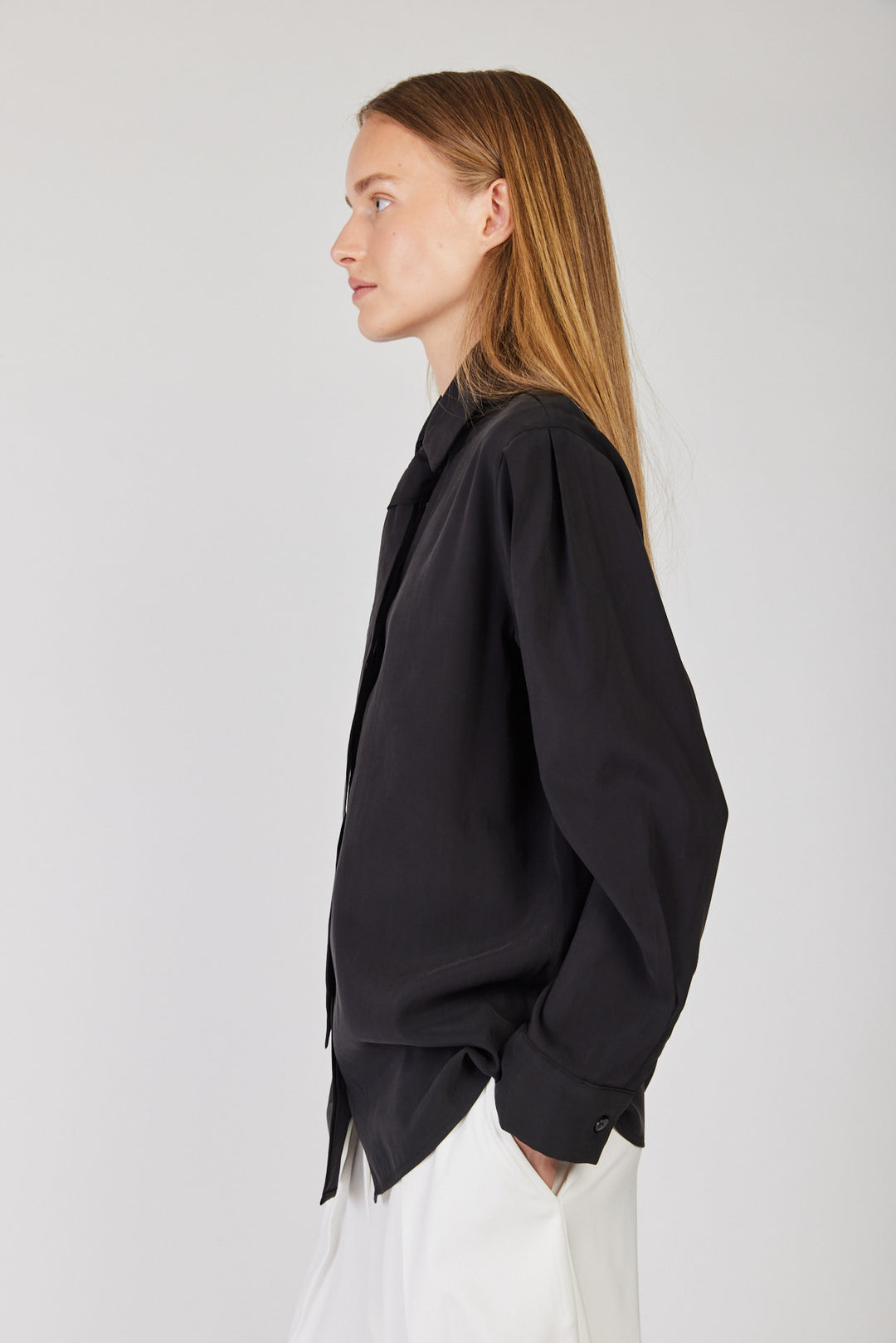 חולצה מכופתרת Viktoria בצבע שחור