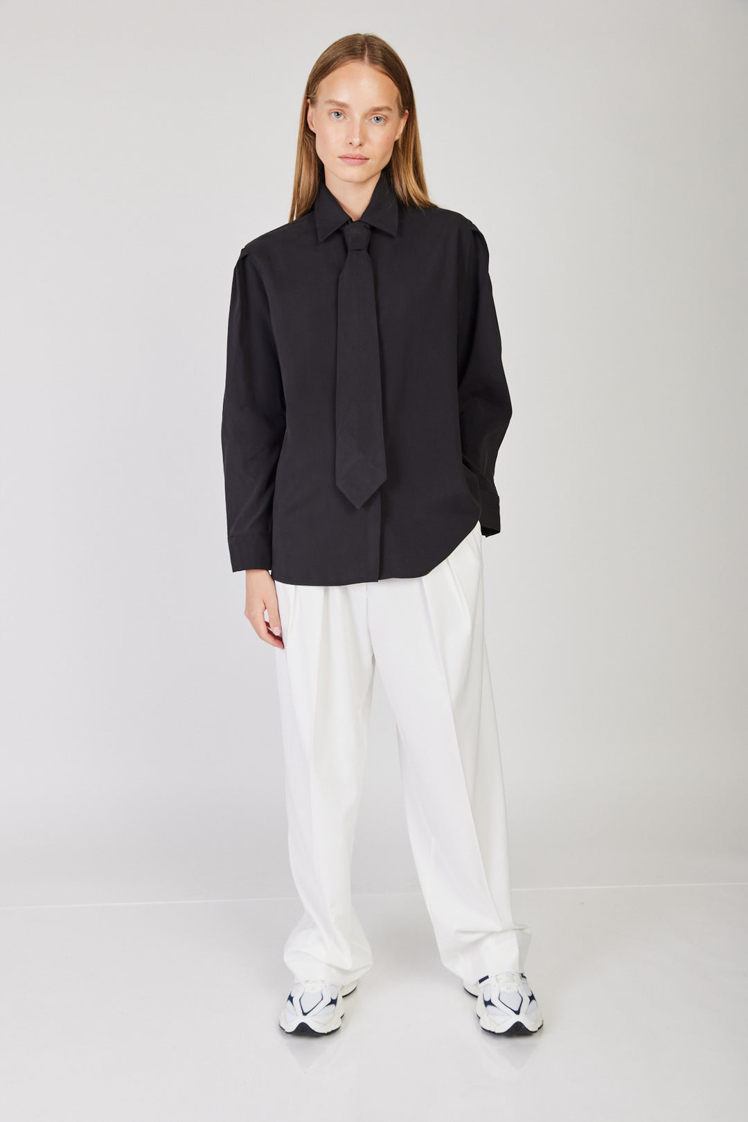 חולצה מכופתרת Viktoria בצבע שחור