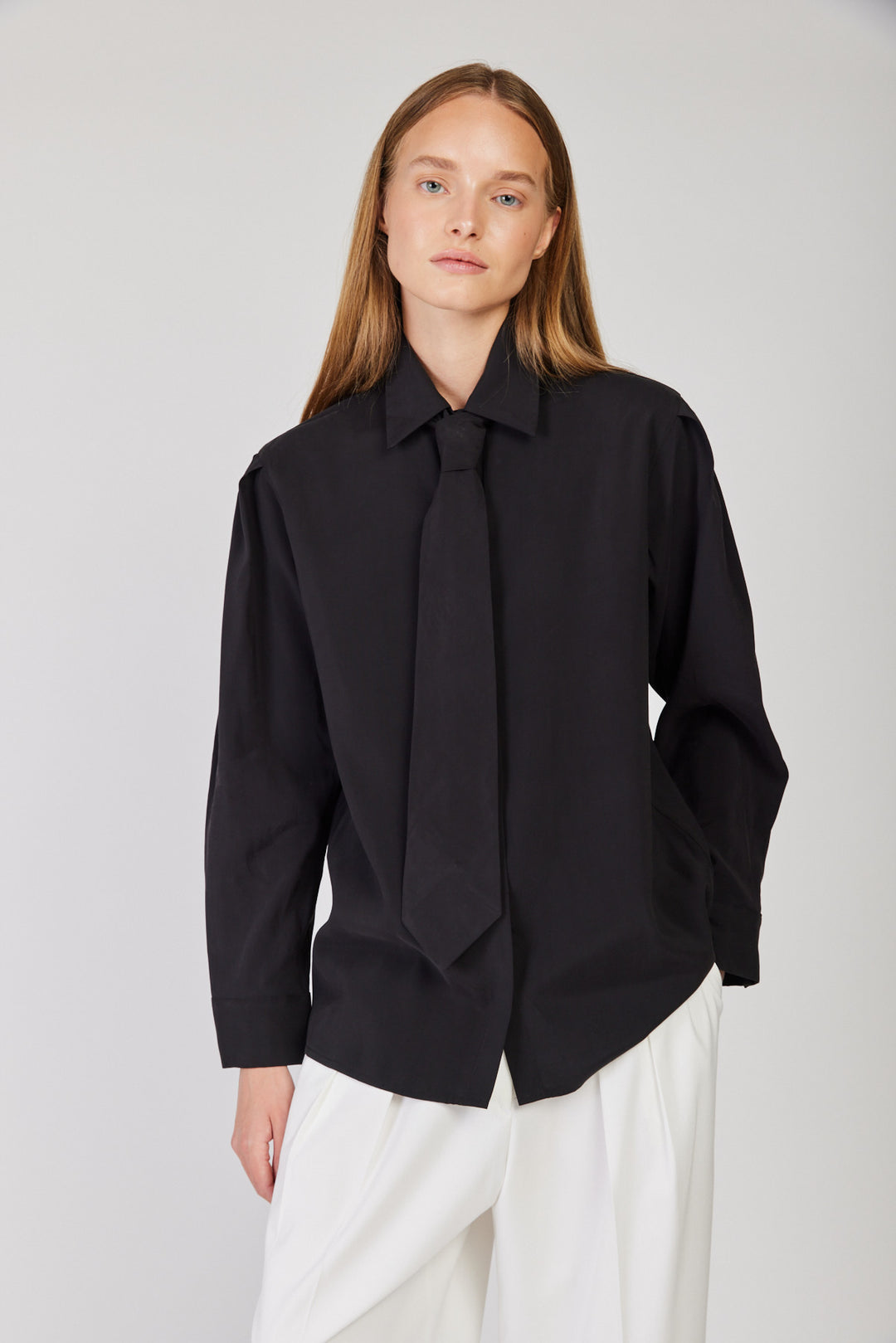 חולצה מכופתרת Viktoria בצבע שחור