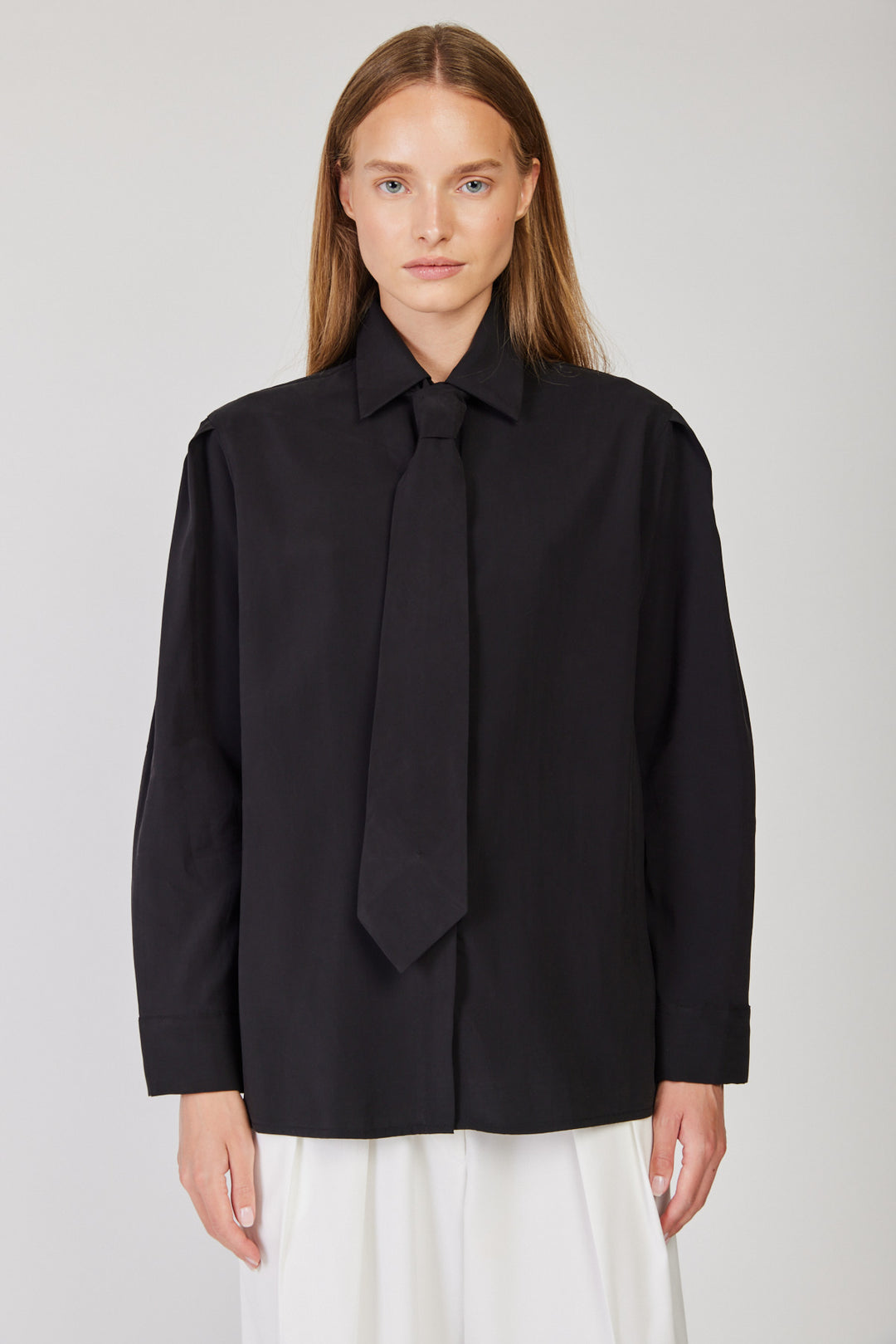 חולצה מכופתרת Viktoria בצבע שחור