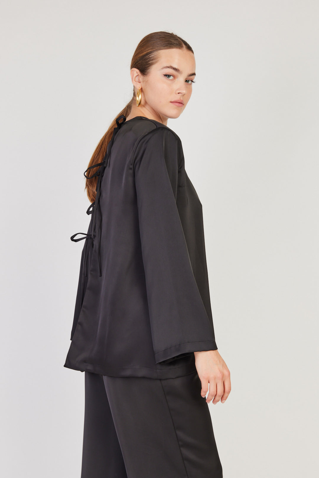 חולצת  Himani בצבע שחור