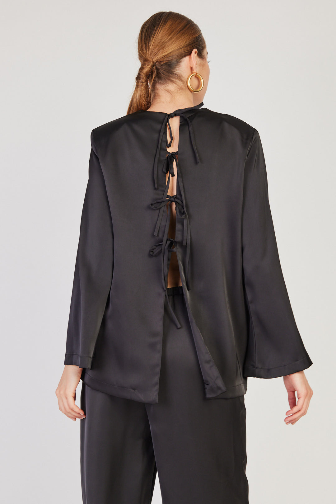 חולצת  Himani בצבע שחור