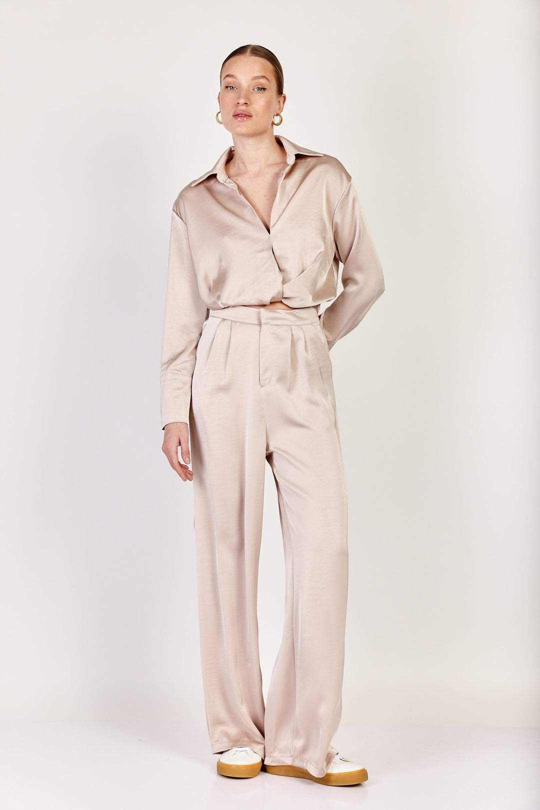 חולצת סאטן ארוכה Collette בצבע בז'