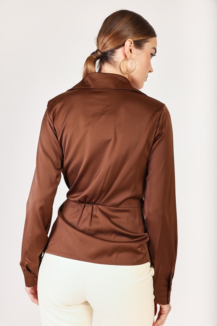 חולצה מכופתרת מעטפת Eve בצבע חום