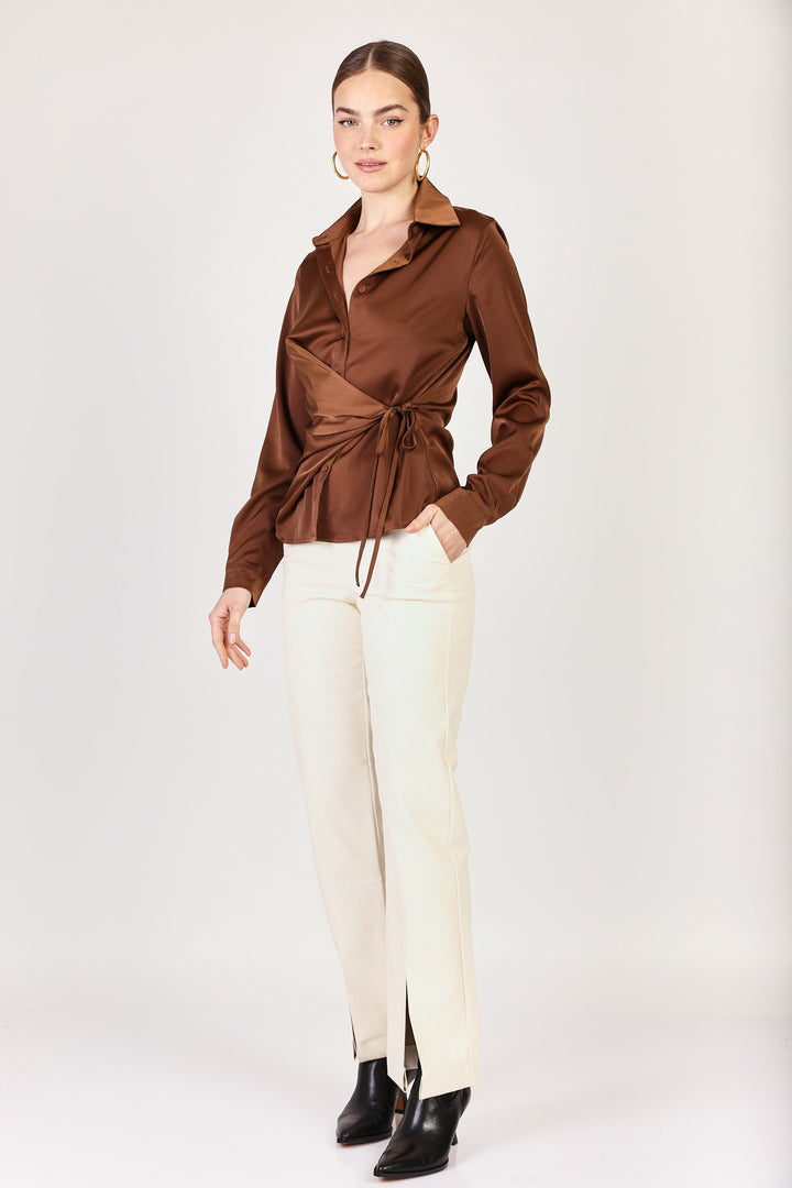 חולצה מכופתרת מעטפת Eve בצבע חום