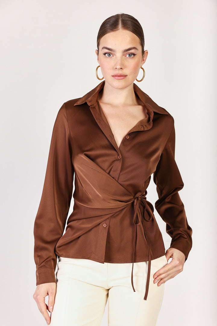 חולצה מכופתרת מעטפת Eve בצבע חום