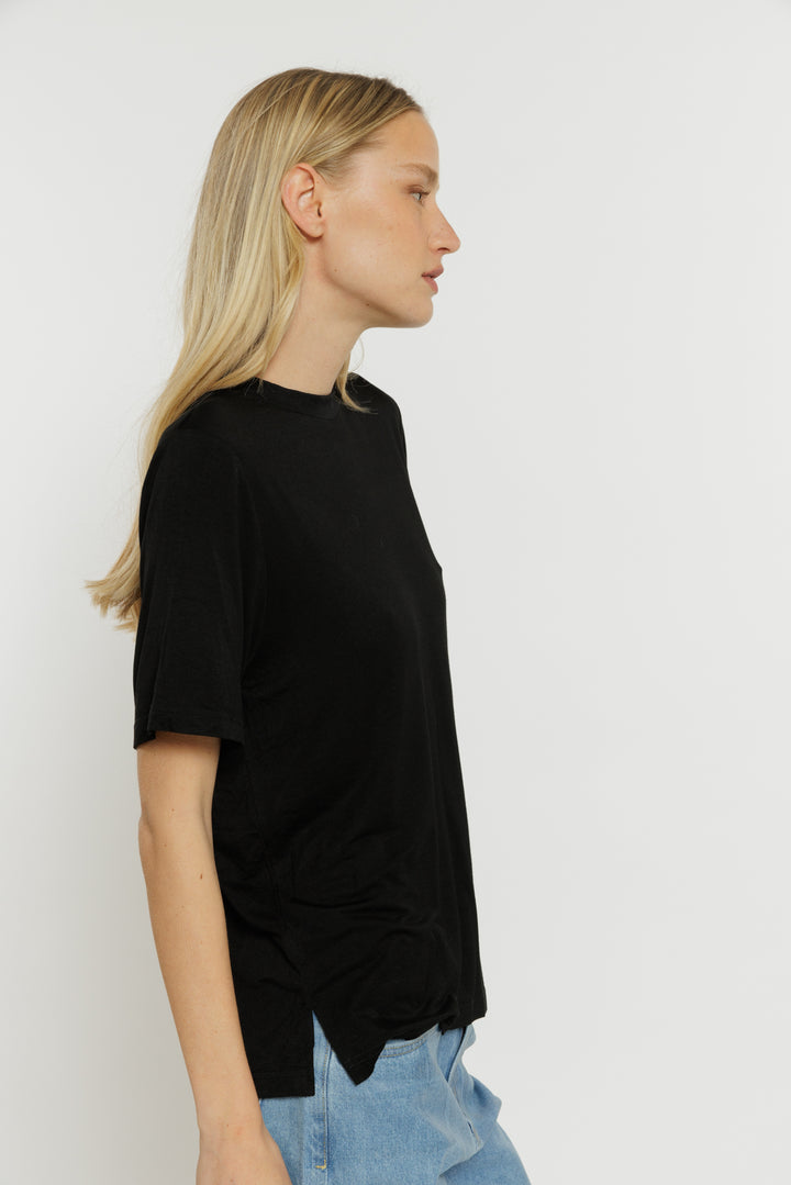 טי שירט Lia בצבע שחור