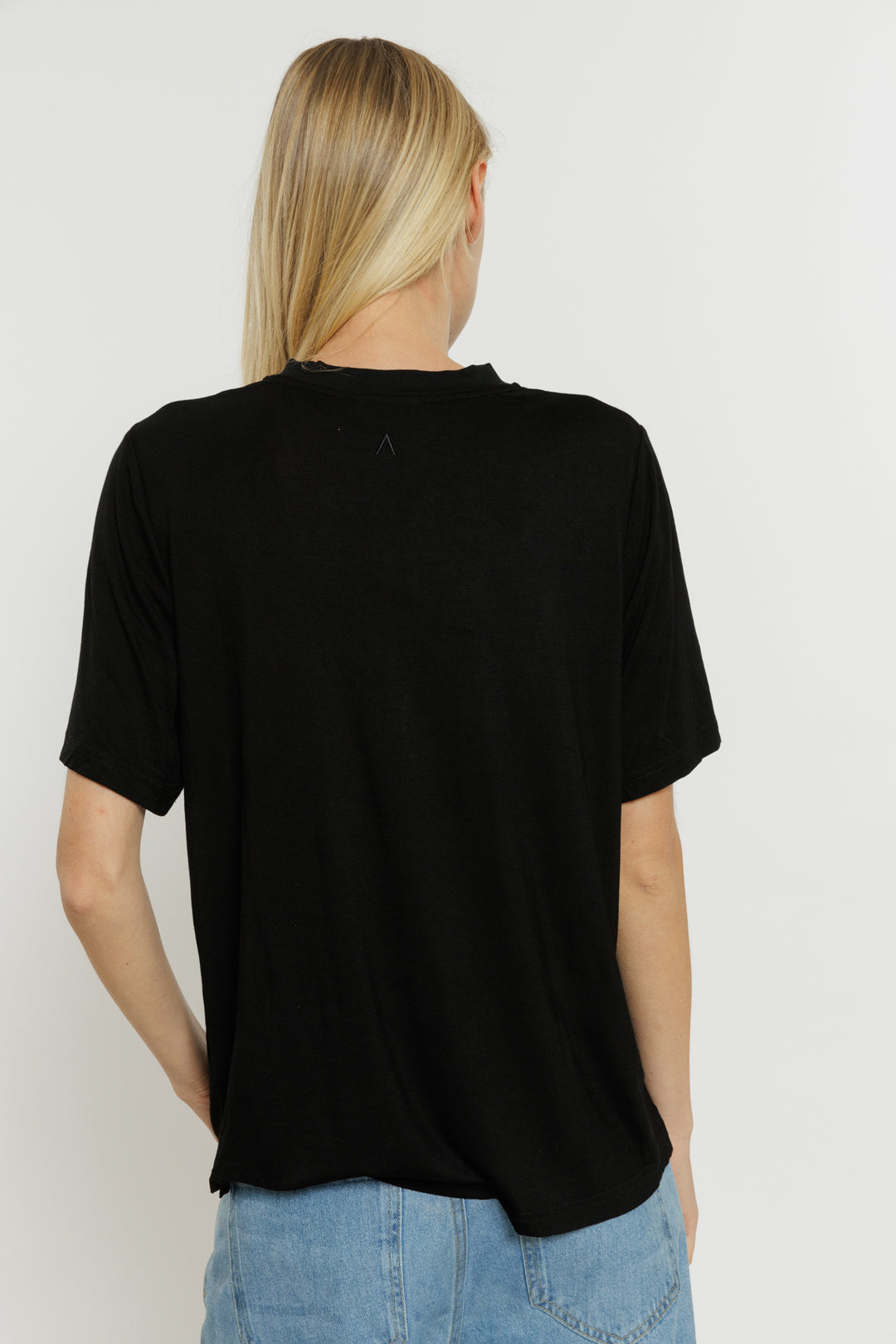 טי שירט Lia בצבע שחור