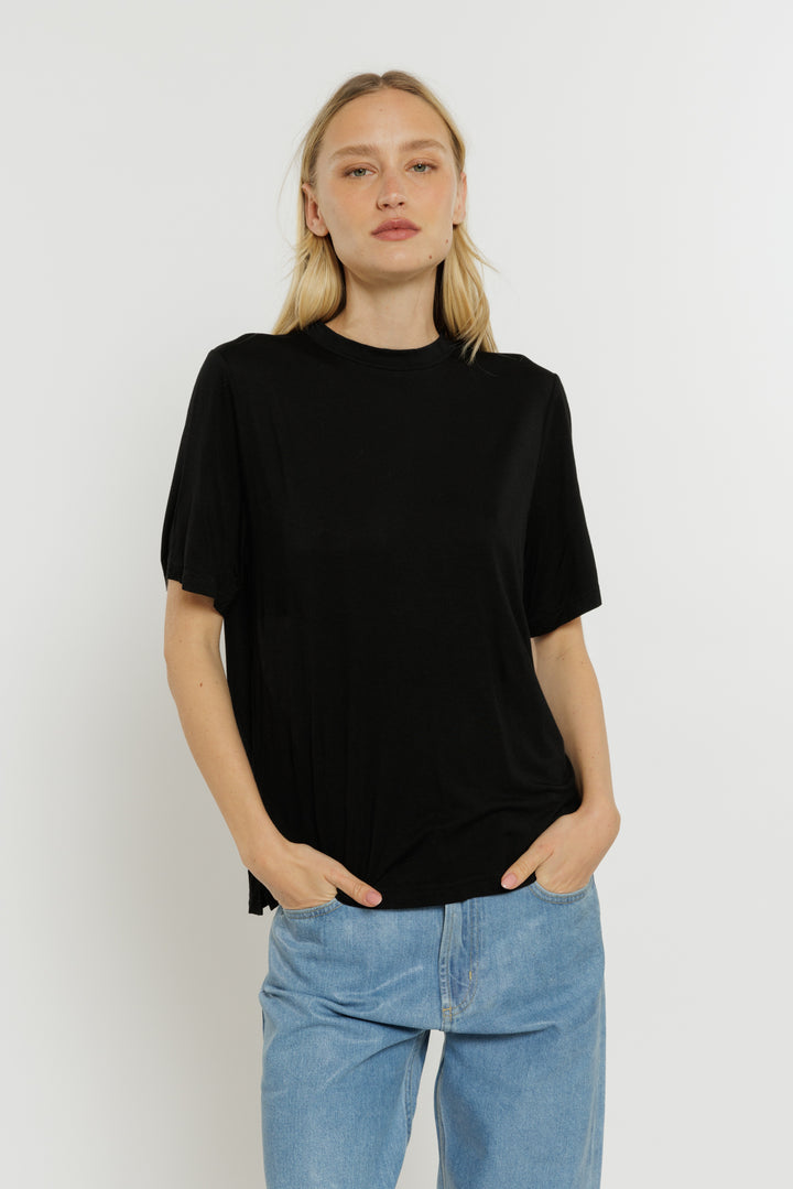 טי שירט Lia בצבע שחור
