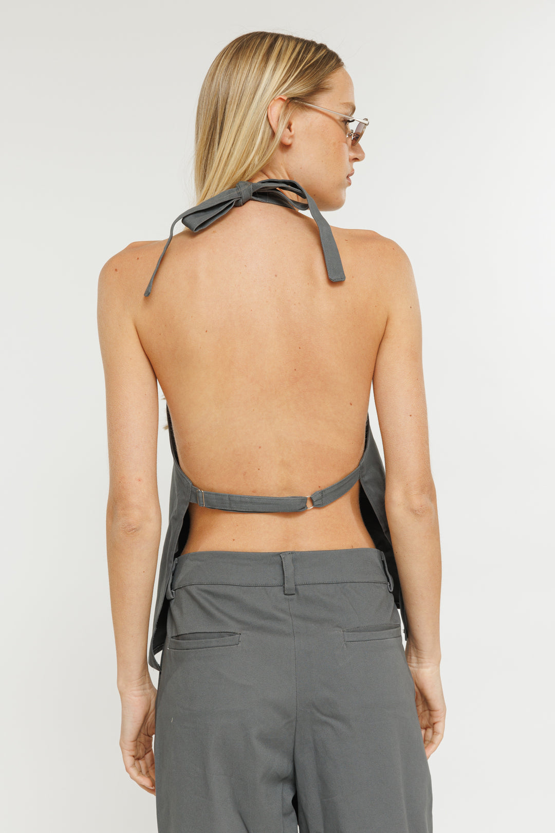 גופיית קולר Open Back בצבע אפור