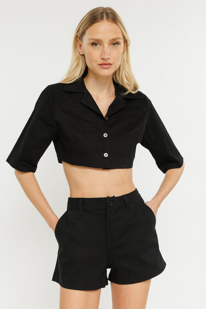 חולצת קרופ מכופתרת Meme בצבע שחור