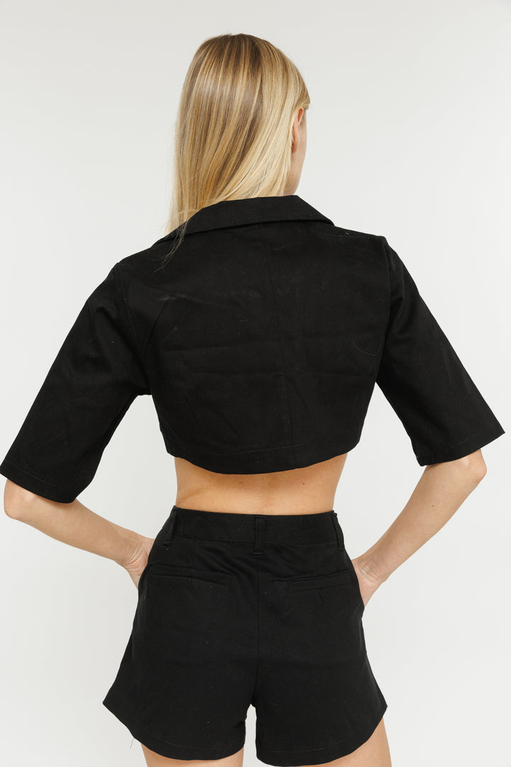 חולצת קרופ מכופתרת Meme בצבע שחור