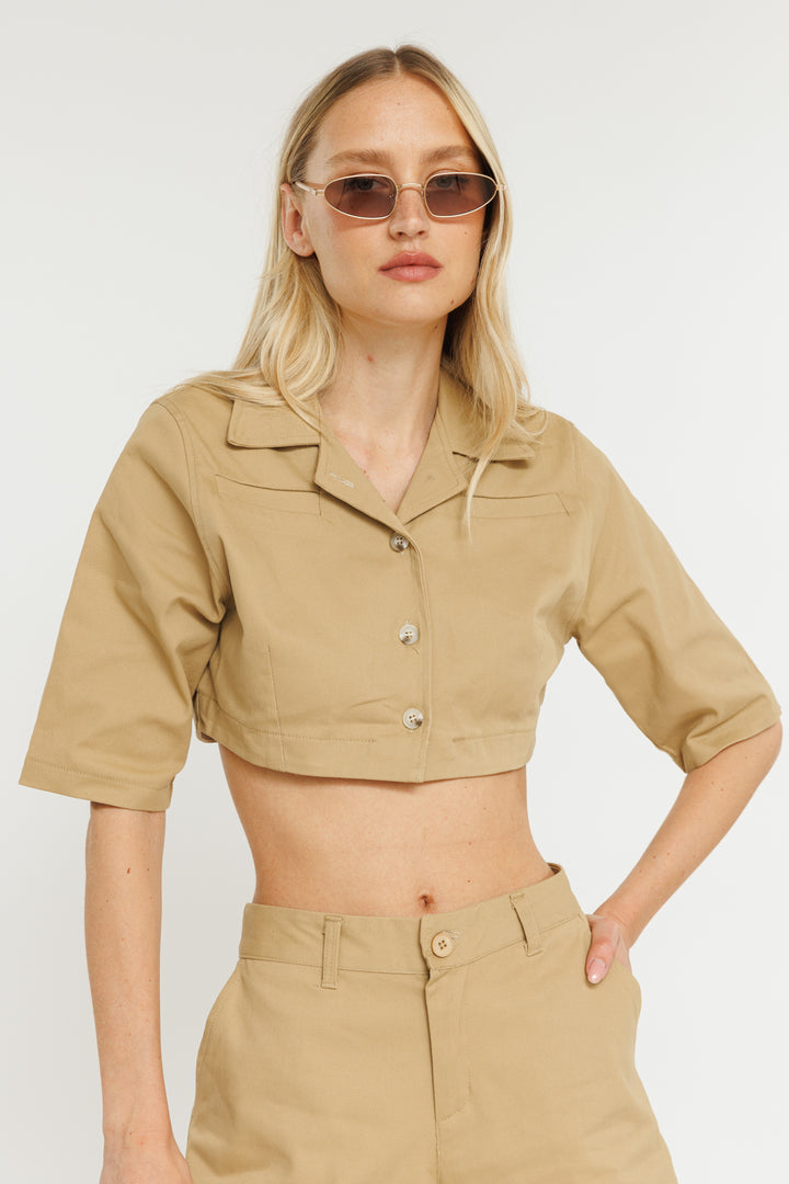 חולצת קרופ מכופתרת Meme בצבע קאמל