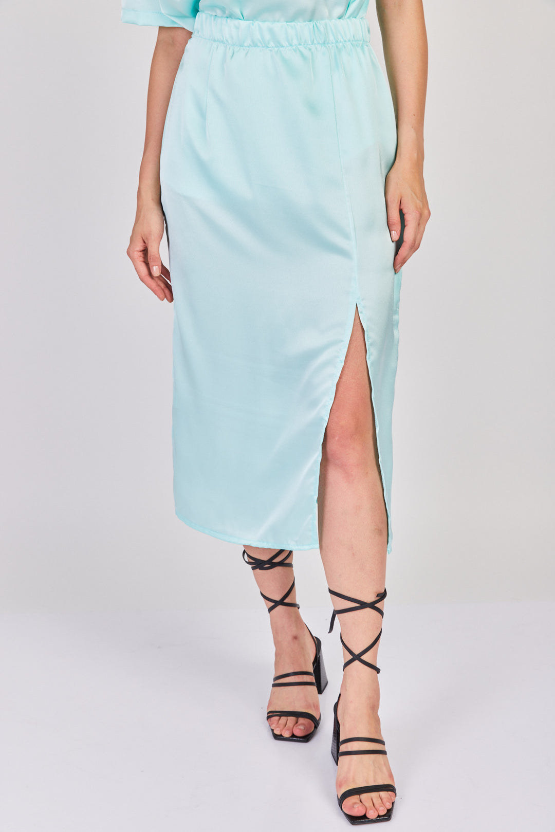 חצאית מידי סאטן נעמי בצבע טורקיז