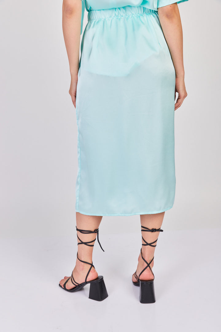 חצאית מידי סאטן נעמי בצבע טורקיז