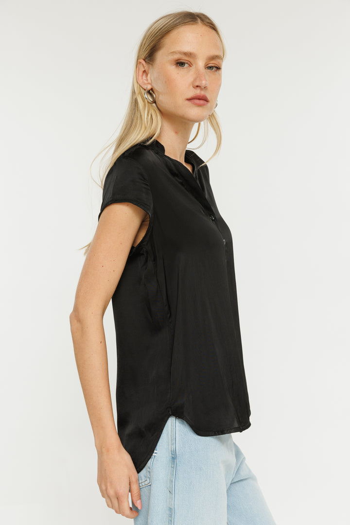 טי שירט קצרה עם כפתורים Satin בצבע שחור