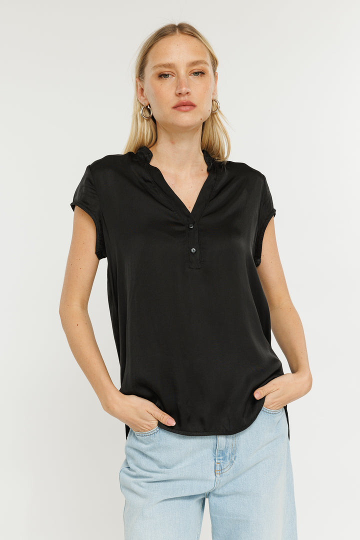 טי שירט קצרה עם כפתורים Satin בצבע שחור