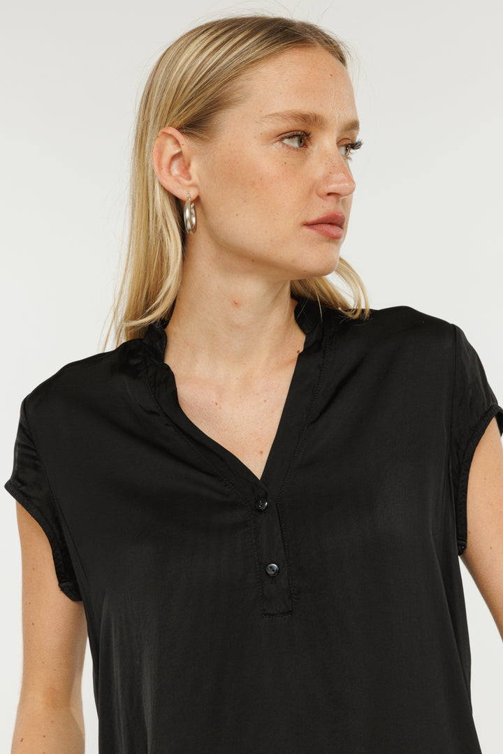 טי שירט קצרה עם כפתורים Satin בצבע שחור