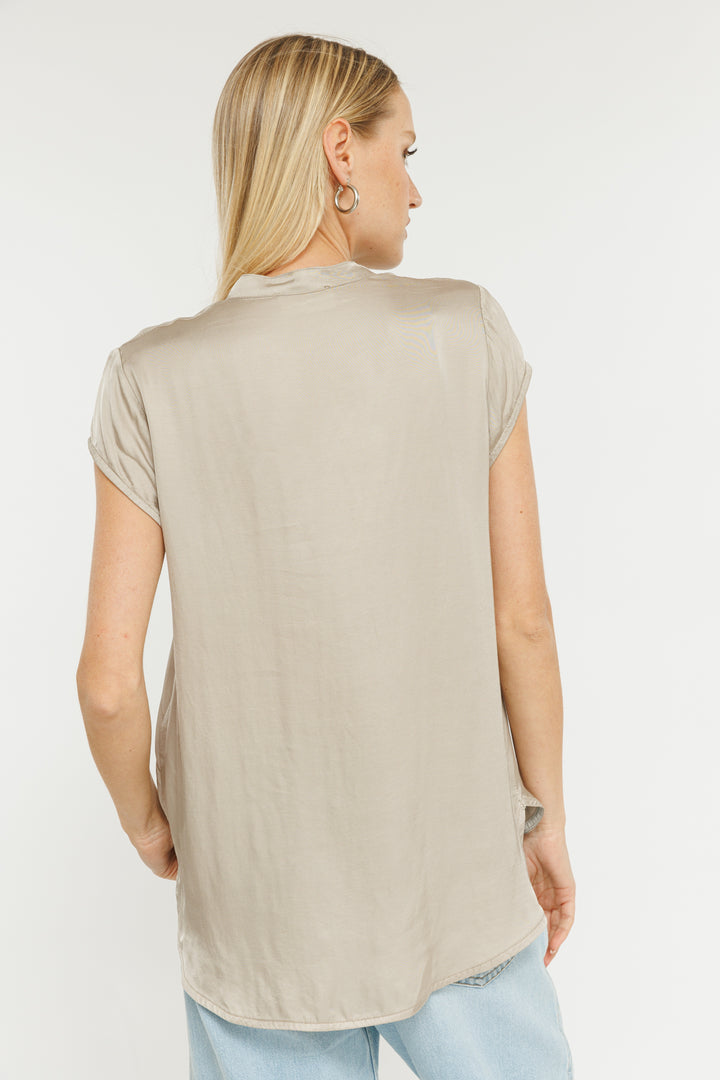 טי שירט קצרה עם כפתורים Satin בצבע בז'