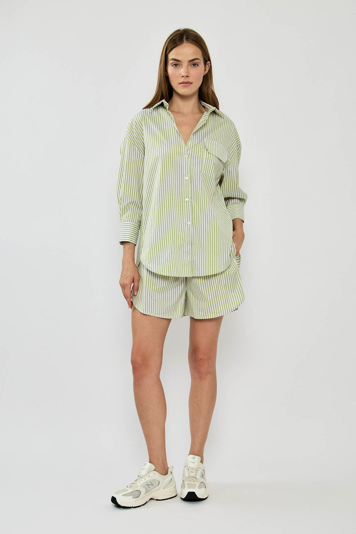 מכנסי שורט פסים בצבע ירוק