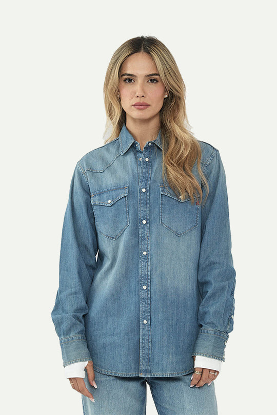 חולצת ג׳ינס בצבע כחול