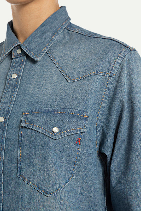 חולצת ג׳ינס בצבע כחול