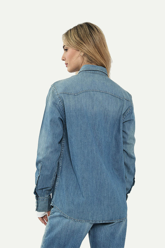 חולצת ג׳ינס בצבע כחול